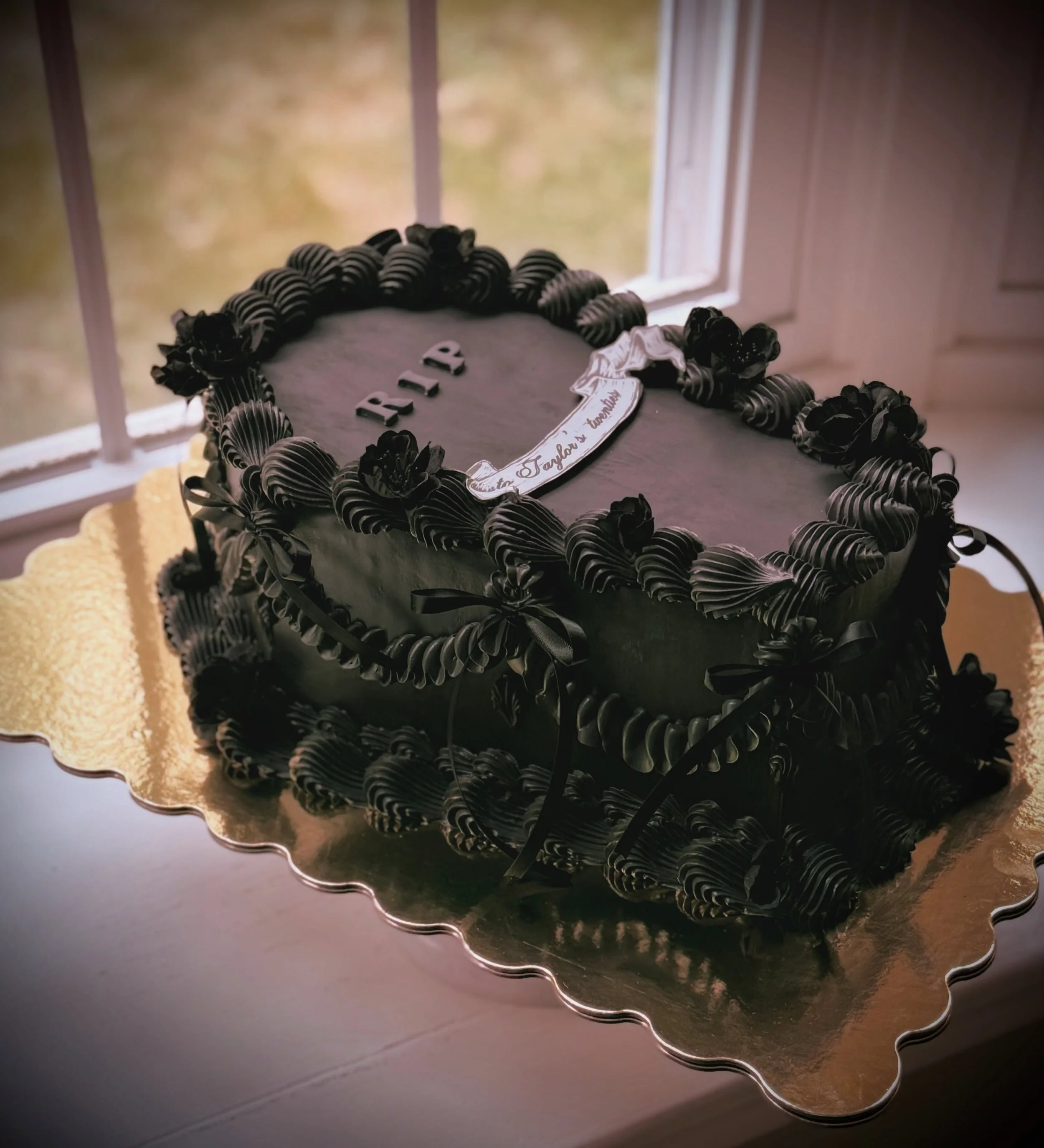 Throwback Thursday to saying goodbye to your Twenties in Style 🖤

RIP never looked so good ⚰️🖤🕷️

#RIPToMy20s #CoffinCake #DirtyThirty #BirthdayCakeIdeas #CustomCakes