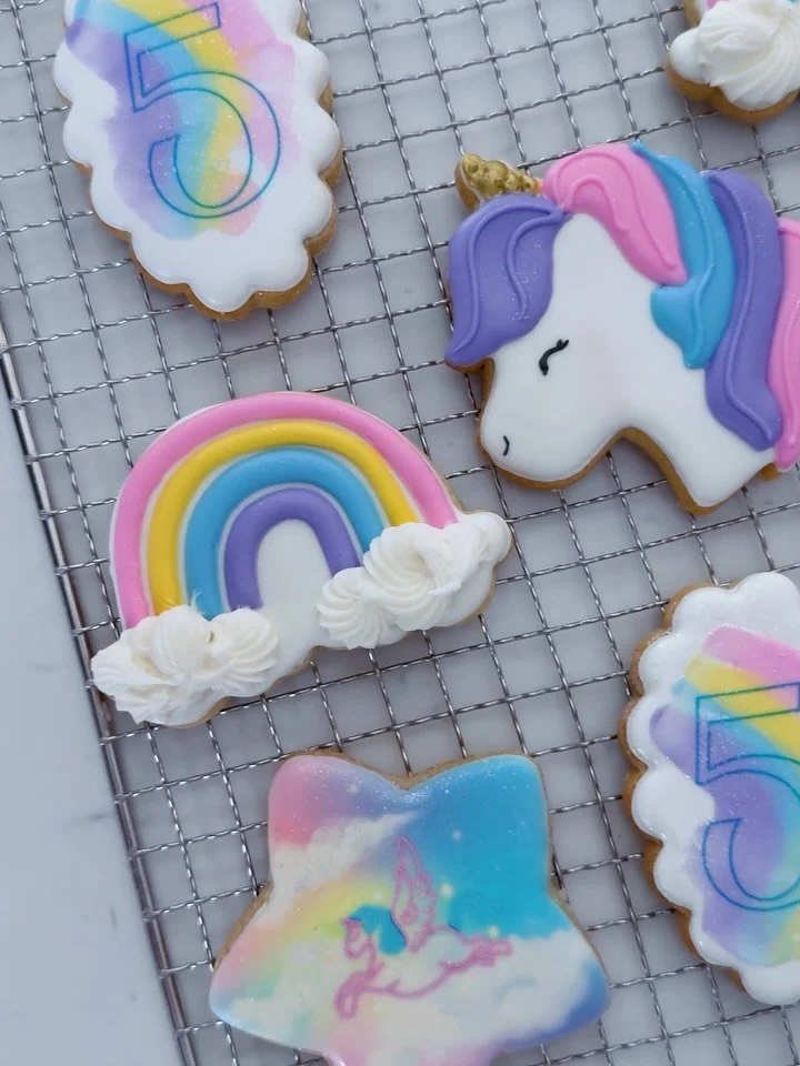 Monday was a Monday and for Tuesday we make progress with rainbows, unicorns and all things happy 😊 🌈🦄✨

#unicorncupcakes #unicorncookies #unicornbirthday #homebakersofinstagram #southshorema