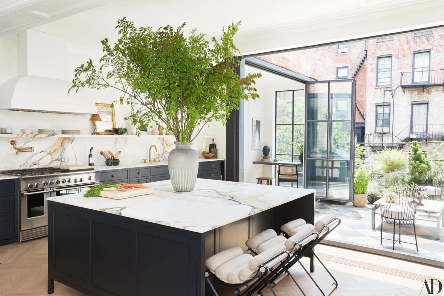 Glass wall from the kitchen to the patio? Yes please. This is such a vibe @archdigest