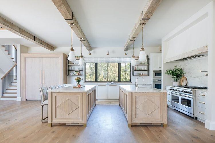 Double Islands? Yes please! One for prep and the other for comfortable bar seating and dining. Stunning!

 @katemarkerinteriors #kitcheninspiration #kitcheninspo #doubleislands #generalcontractor #generalcontractorlosangeles