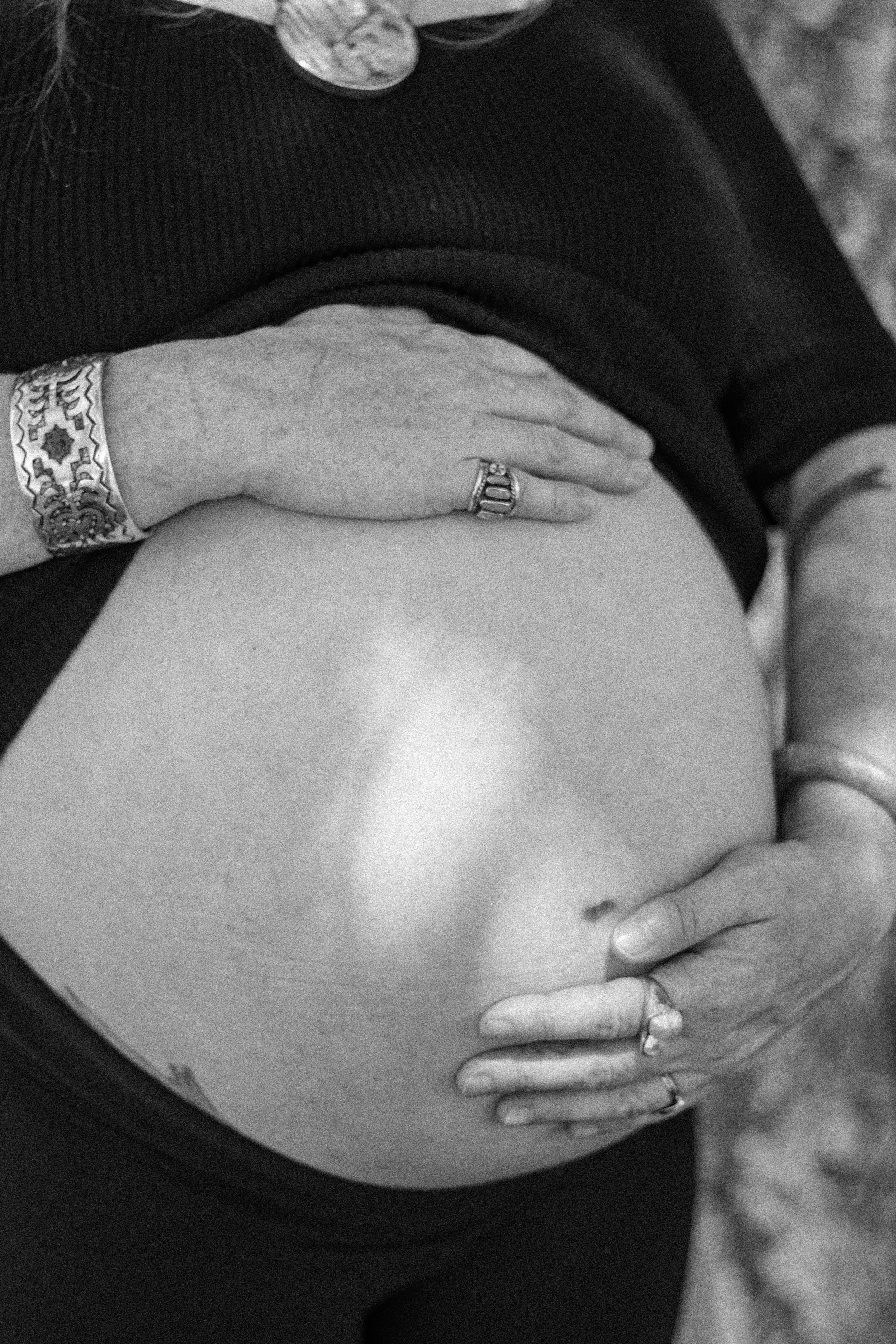 Jen.maternity.2025.bw.80-7.jpg