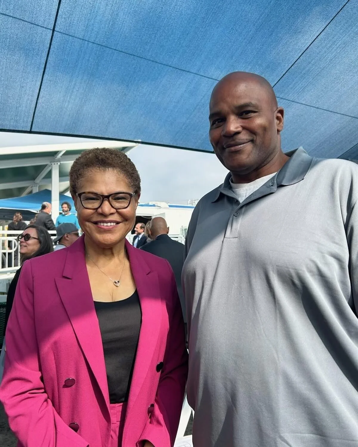 A beautiful picture showing the impact of No More Tears’ Give, Give Back Reentry program! 
Mike Webb, a NMT Alumni who returned home from prison in 2018, takes a picture with Karen Bass, the Mayor of Los Angeles while volunteering at a Program