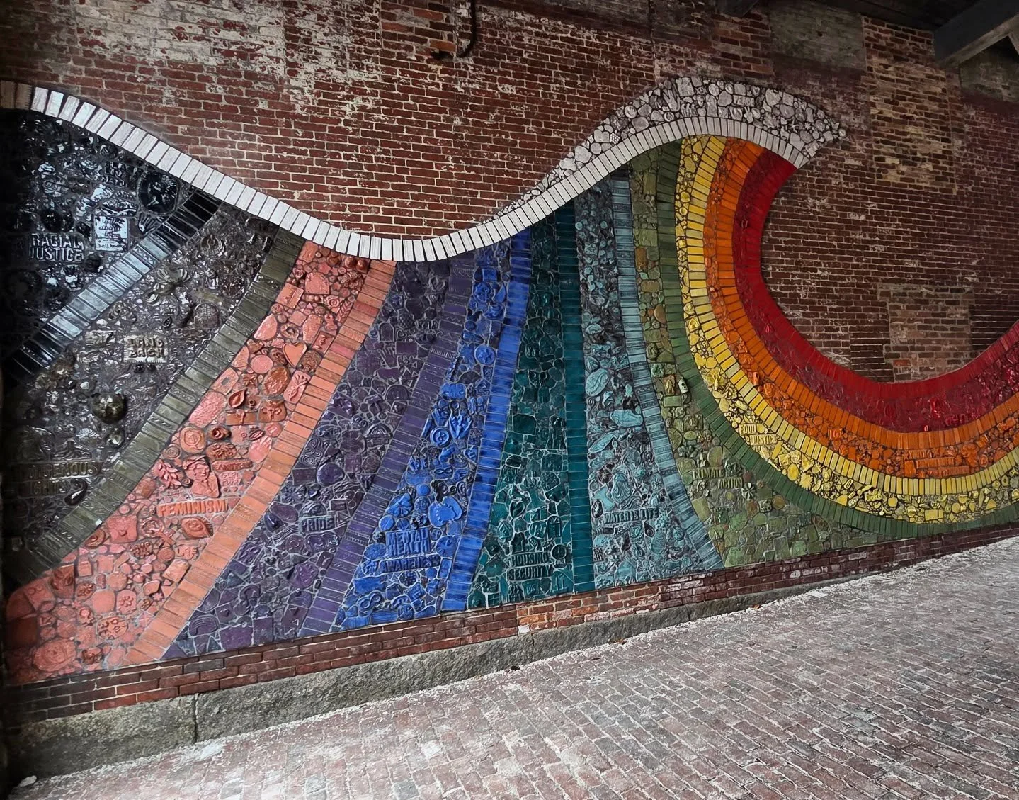 Loved seeing this beautiful mural in Amesbury with @ciaobella_ncm over the weekend 🌈 ❤️@thewavemuralcollective @amesburyculturalcouncil @masscultural @creativecounty @artatthecenter