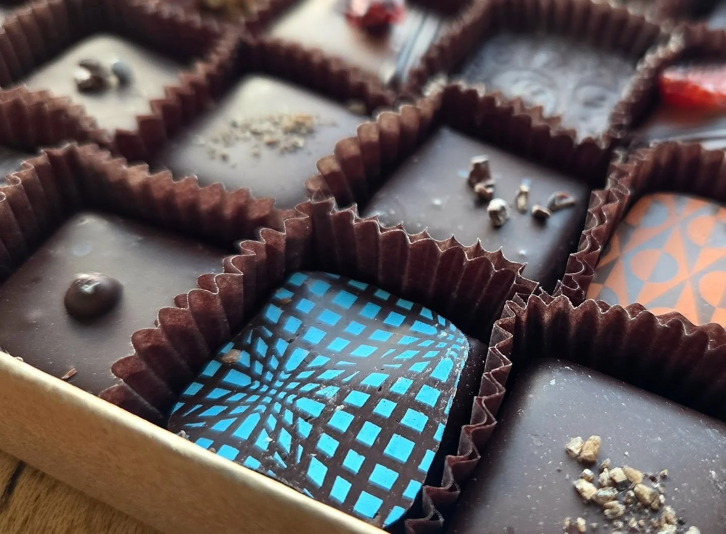 I decided to get myself a belated office-warming gift from @raggedcoastchocolates in Maine. I've been wanting to try them for the longest time and they're amazing! The Farm Market assortment uses local ingredients like cranberry, maple, sea salt, and