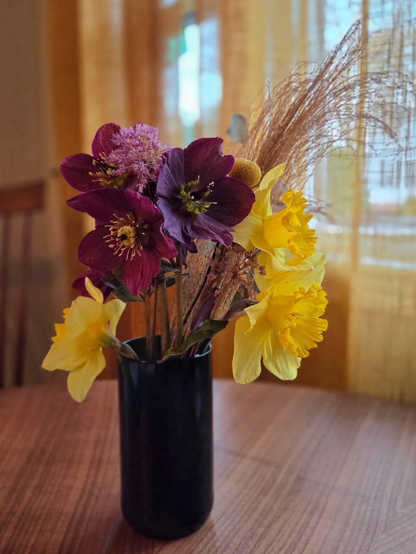 Firsr little garden bouquet of the season! Hellebore and daffodils from the garden with some dried flowers and grasses saved from last year. I'm total crazy about this hellebore! #helleborus
