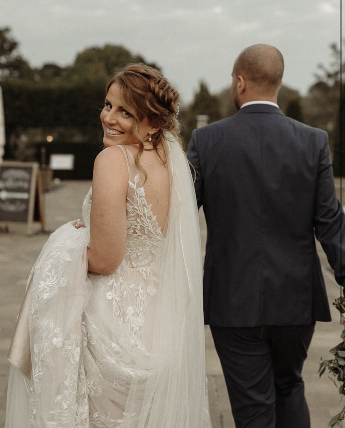 venue @burleymanorbarnweddings
hair @theartfulhairstylist
photography @finnandthefox.weddings