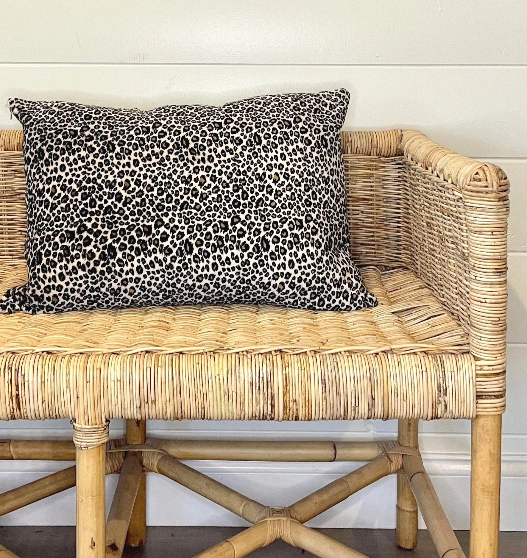 classic leopard | lumbar with insert