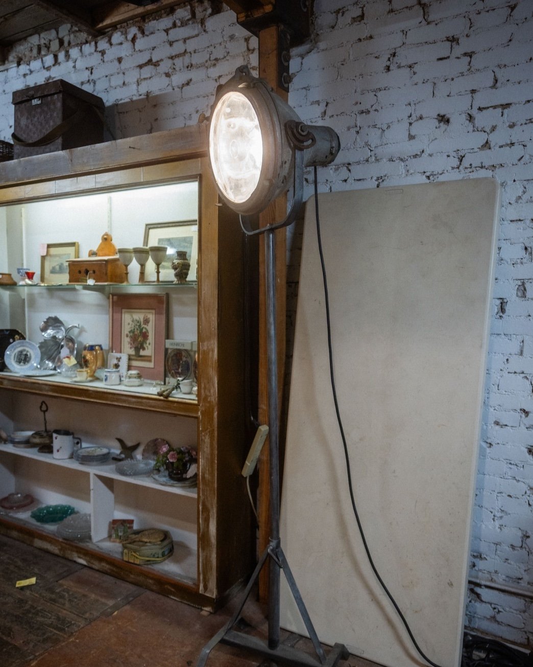 If you love #IndustrialDecor then you&rsquo;ve come to the right place. ✨ Where would you put this #vintage light? Tell us in the comments! 👇