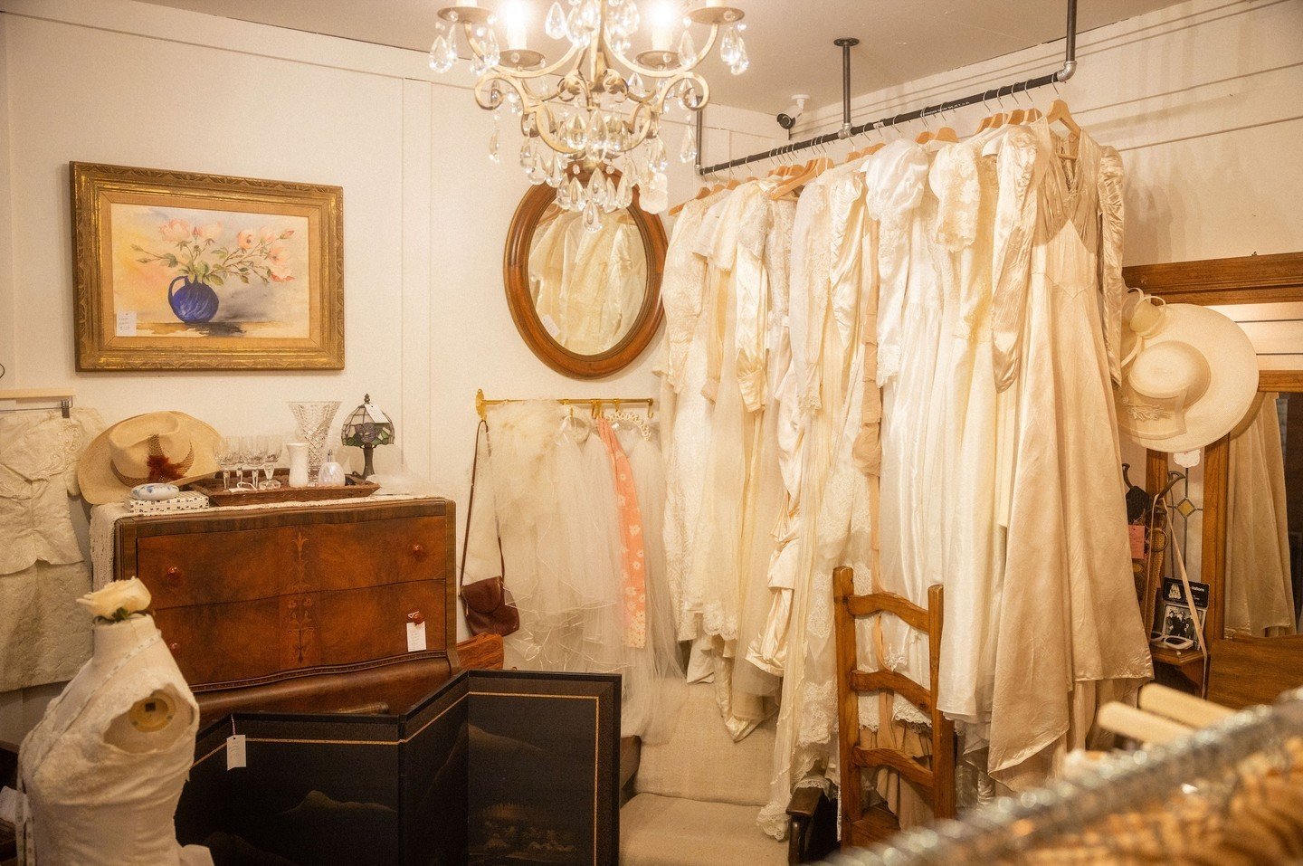 @cream.and.ivory&rsquo;s gorgeous selection of #vintage wedding dresses is all a bride could ask for! 👰&zwj;♀️ Have an eco-friendly wedding by wearing vintage when you say &ldquo;I do&rdquo;. ✨

#VintageWeddingDress #ShopAntiques