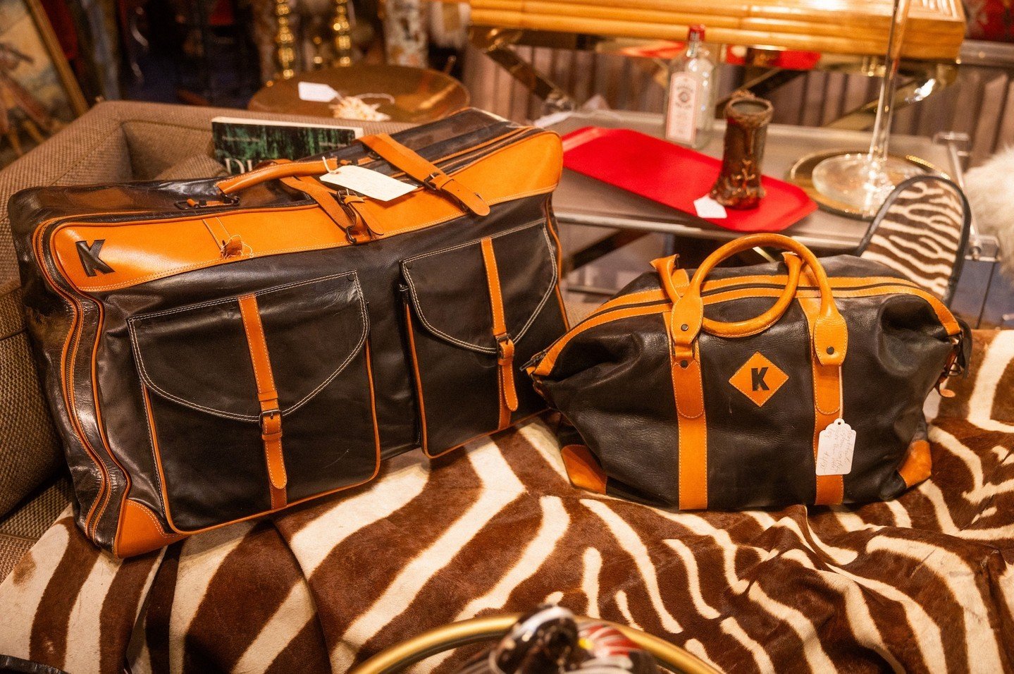 Pack your bags&hellip; it&rsquo;s almost time for #SummerVacation! 😎 👜 This #vintage set makes us want to #travel. ✈️

Is there a trip that you&rsquo;re looking forward to this summer? 👇 #TravelGram #ShopVintage