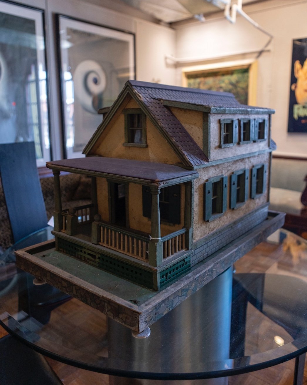 Any #miniature fans in the house (pun intended)? 🏠 This adorable mini #vintage home is the perfect addition for any collector. Come visit us in Pasadena every day from 10am-6pm and enjoy free parking while you shop!⠀
⠀
#Miniatures #MiniatureCollecto