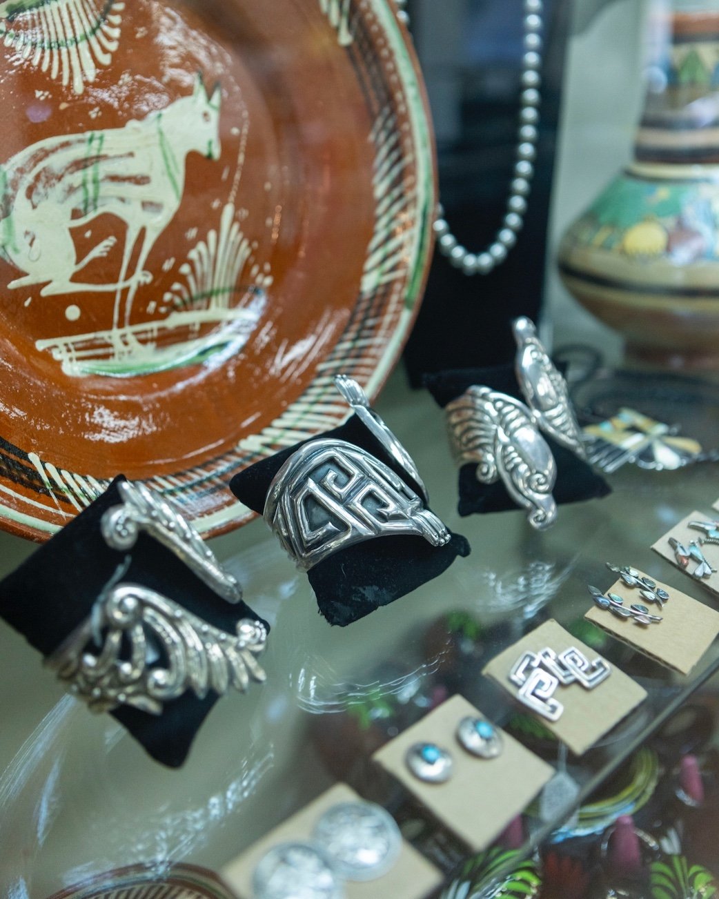 #SterlingSilver is always in style. 🪙 If you haven&rsquo;t been in to see us in a while, stop by and enjoy free parking while you shop!⠀
⠀
#AntiqueShop #Antiquing #VintageLove