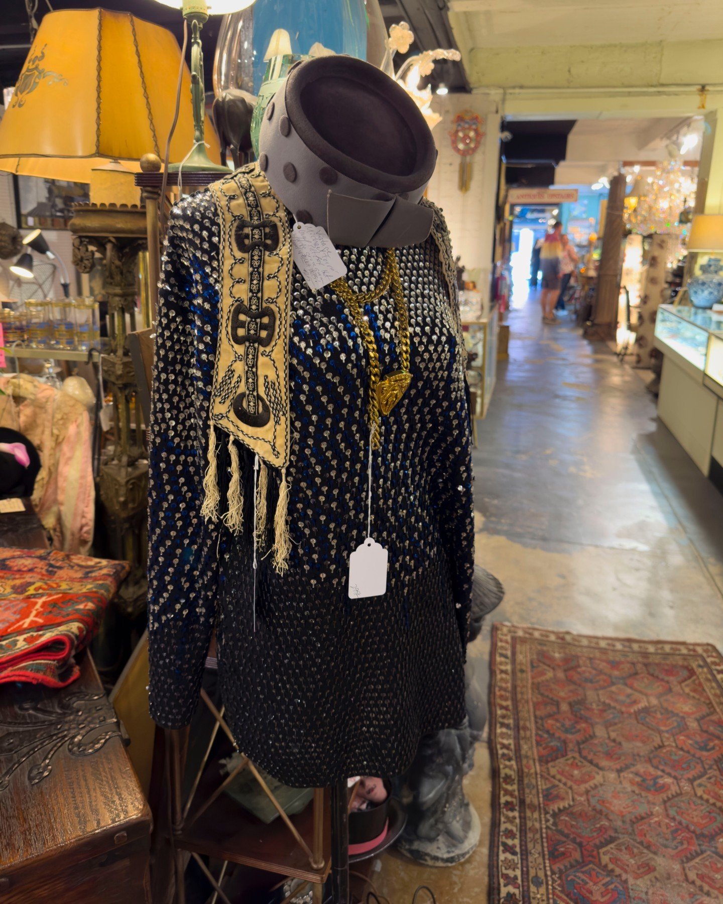 When you shop for #VintageClothes you reduce landfill waste, put an end to the #FastFashion cycle, and look good doing it! ♻️ Come by every day between 10am-6pm to browse what&rsquo;s new from our 100+ vendors.⠀
⠀
#ShopVintage #AntiqueStore #Pasadena