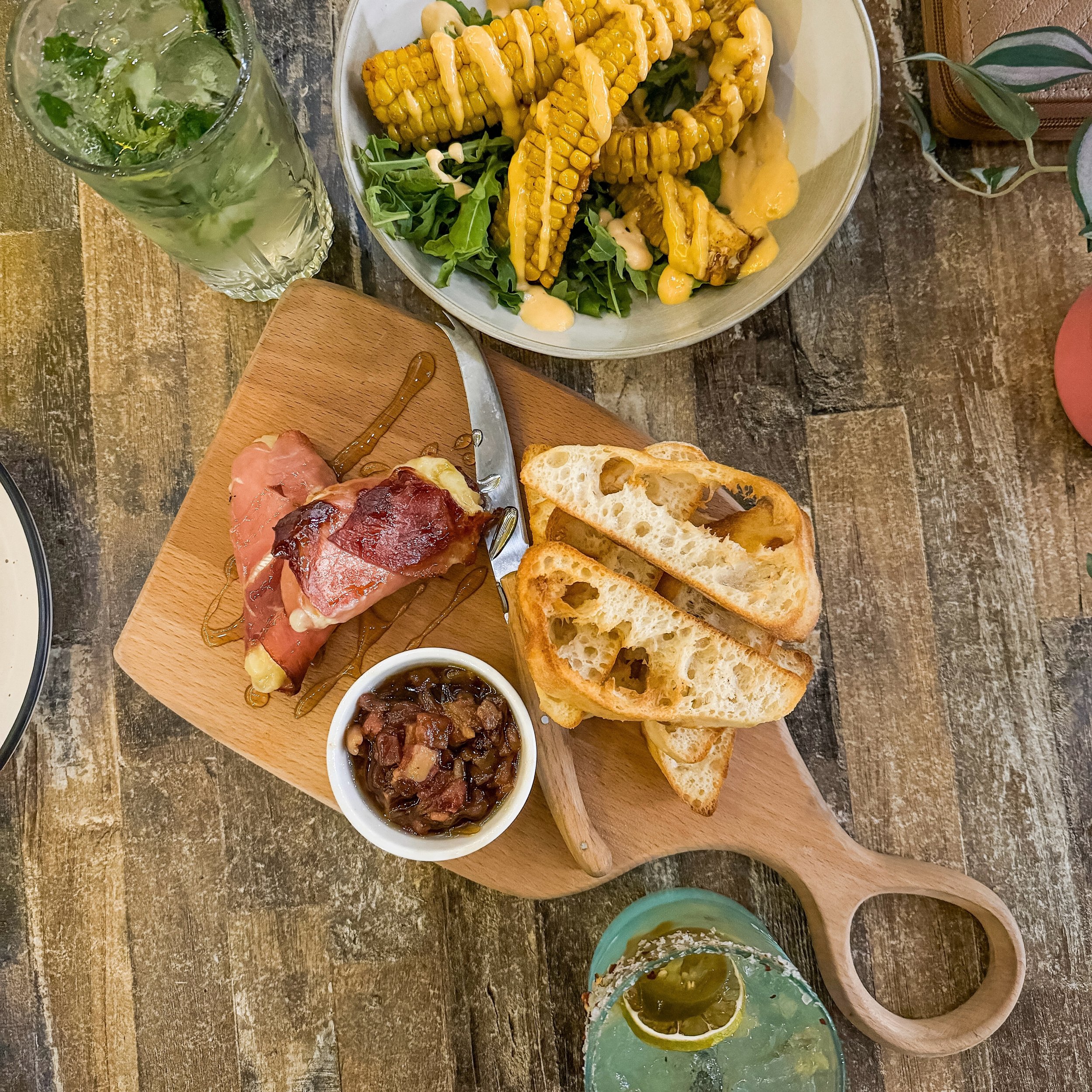 Sundays are for a spread of delicious bites and a couple of cheeky cocktails on the deck 👏🏼🍸🧀🌽 Featuring our Prosciutto wrapped Baked Brie and Corn Ribs - both featured on our dinner menu available 5-9pm 🤤
