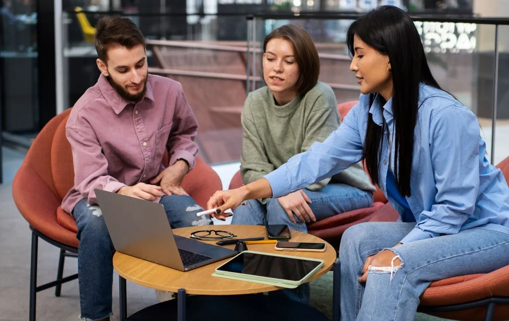 team-working-together-project_WEB.jpg