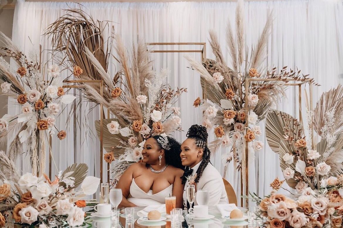 Repost from @fleurluxenyc
&bull;
With Fall just around the corner let&rsquo;s remind everyone of how beautiful this color palette is . I don&rsquo;t think it&rsquo;s going anywhere . 
.
.
Thank you to this stunning couple for trusting us on this spec