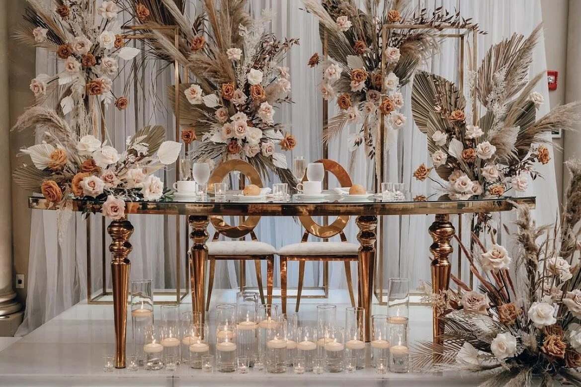 Repost from @fleurluxenyc
&bull;
With Fall just around the corner let&rsquo;s remind everyone of how beautiful this color palette is . I don&rsquo;t think it&rsquo;s going anywhere . 
.
.
Thank you to this stunning couple for trusting us on this spec