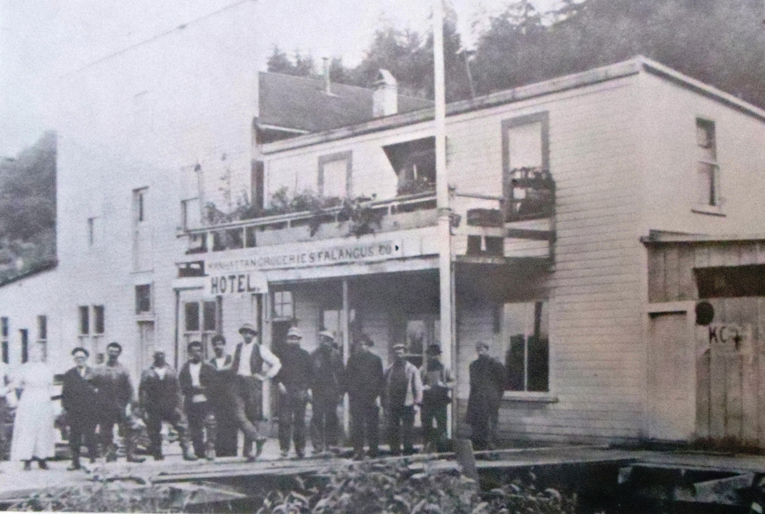 4 Fisherman in front of Falangus Grocery, Clifton, Oregon, 1902.jpg