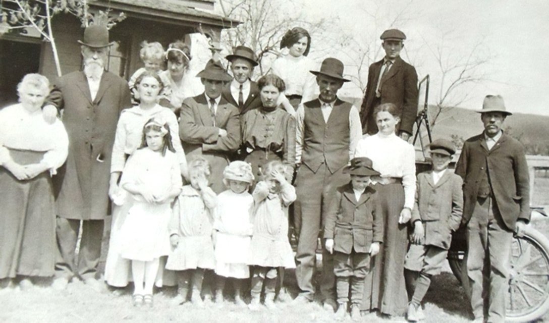 4+Logsdon+family+in+Davenport%2C+Washington+%28Anna+in+center%29+circa+1890s.jpg