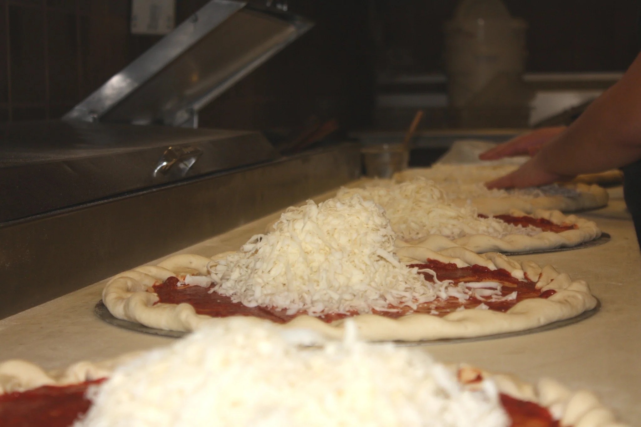 You know it&rsquo;s going to be a good night when the pizza is being made fresh and the cheese pull is practically guaranteed 🍕 Thursday nights mean 1/2 off large &amp; XL pizzas at Blind Onion. 
Bring friends. Bring appetites. 
Online ordering avai
