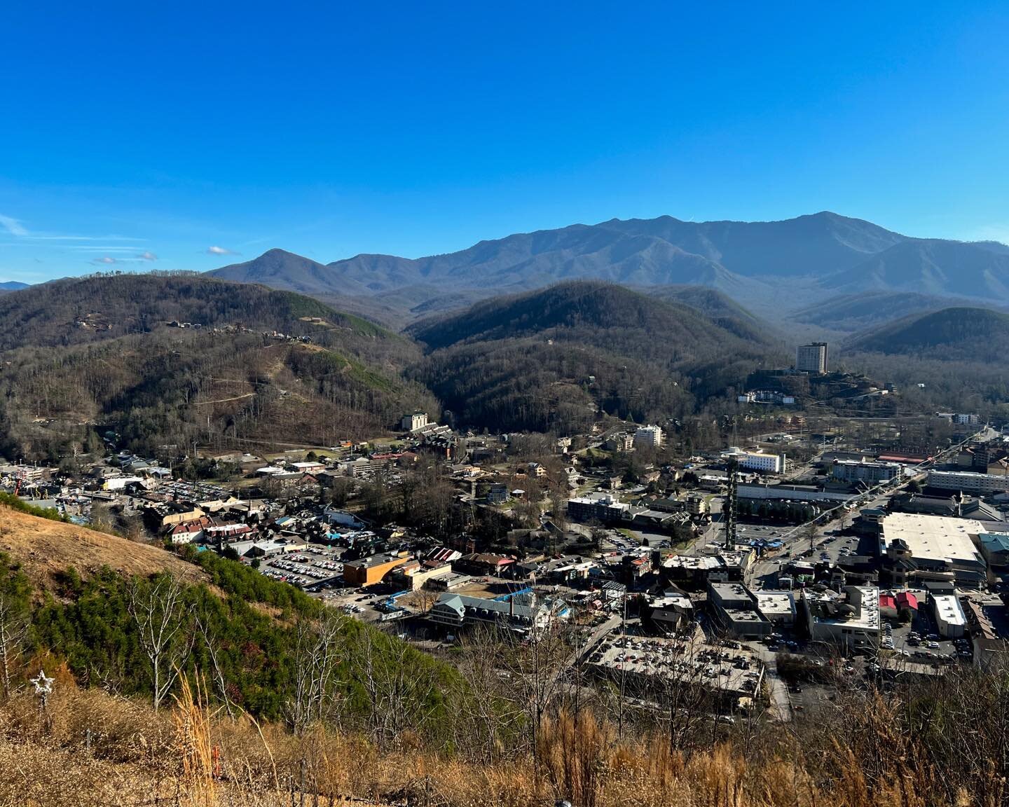 Here&rsquo;s a fun throwback to December 14th. A family trip to Gatlinburg. A gorgeous view from the lift on the way to the Skybridge. Now that was winter weather you could get used to!
.
.
.
.
.
#gatlinburg #gatlinburgtennessee #gatlinburgtn #gatlin