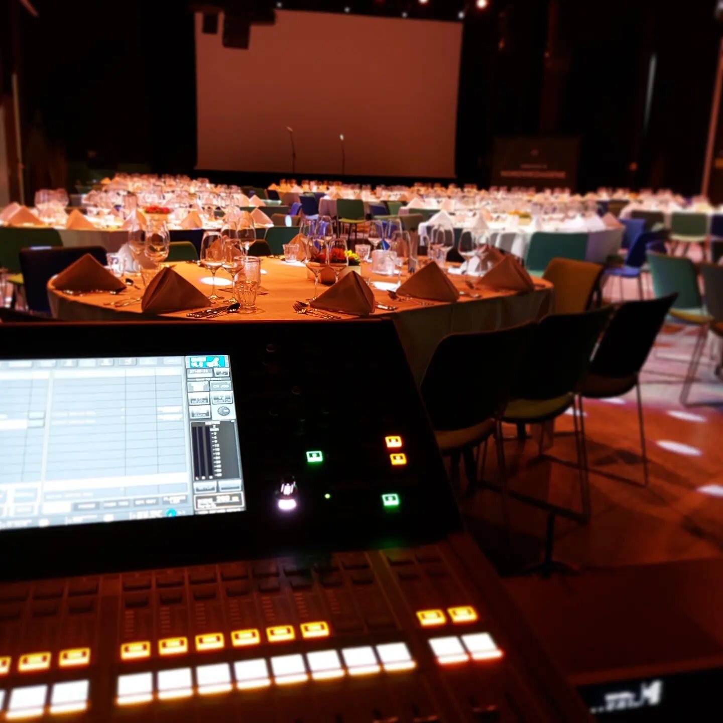 Bilde fra bankett p&aring; @thonhotelsvolvar med @haraldaas p&aring; lys og @lyngmomusic p&aring; lyd.

#hotel #bankett #thonhotels #lofoten #lofotenislands #svolv&aelig;r #ql1 #yamaha #grandma3 #martinlighting #dante #sennheiser #audioengineer #soun