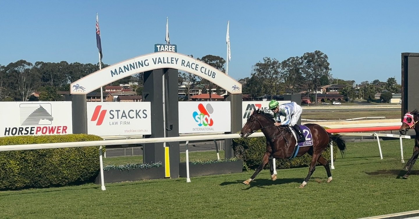 Exorealm is back racing today @coffsracing for @sallyyyyt and @jongrisedale 

The big fella has been working well and whatever he does today he&rsquo;ll take massive benefit out of it. 

Tune in at 4.25 this afternoon to watch him go around 💙💚🤍
.

