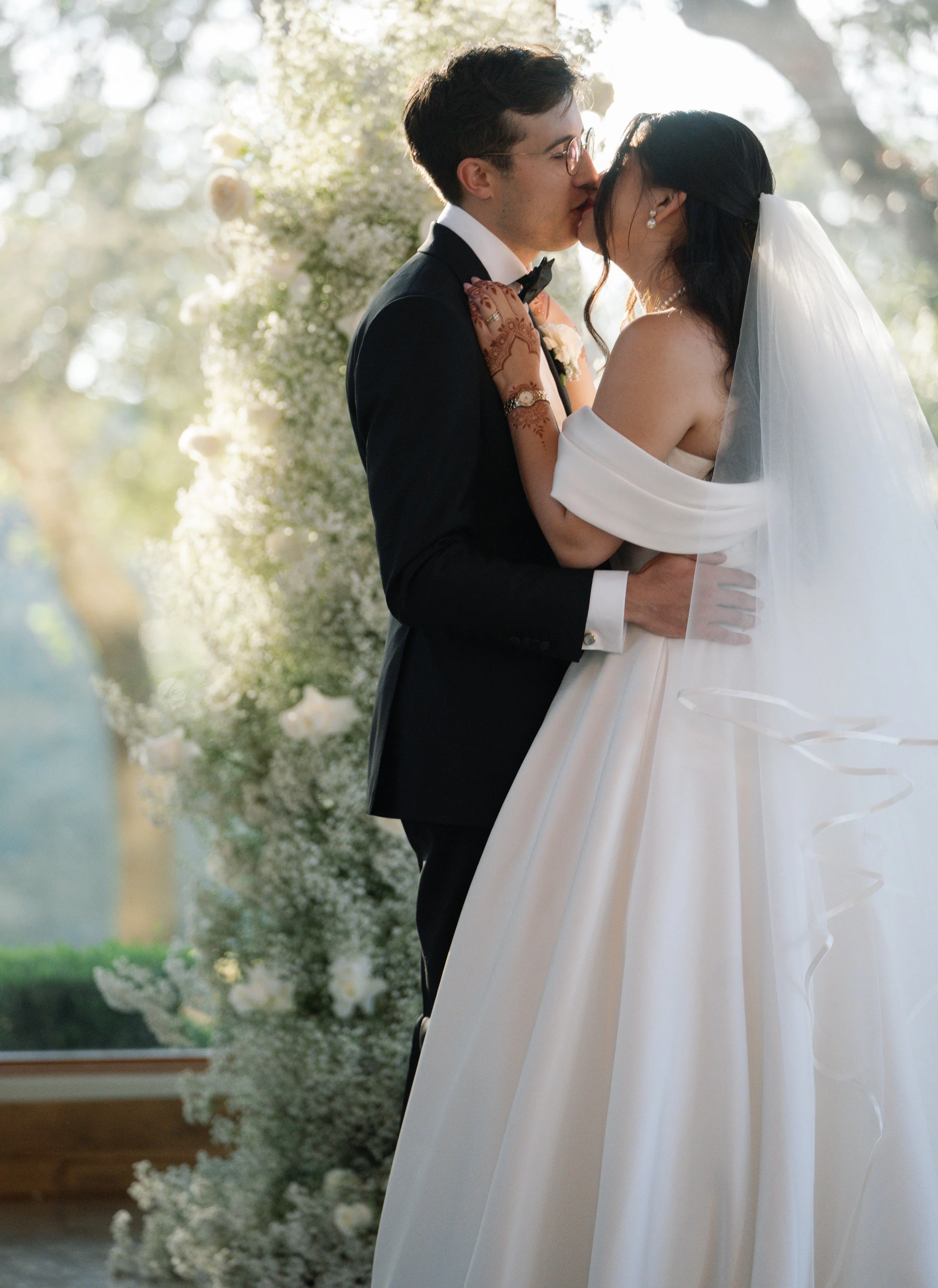 Kissing couple in sun with roses.jpg
