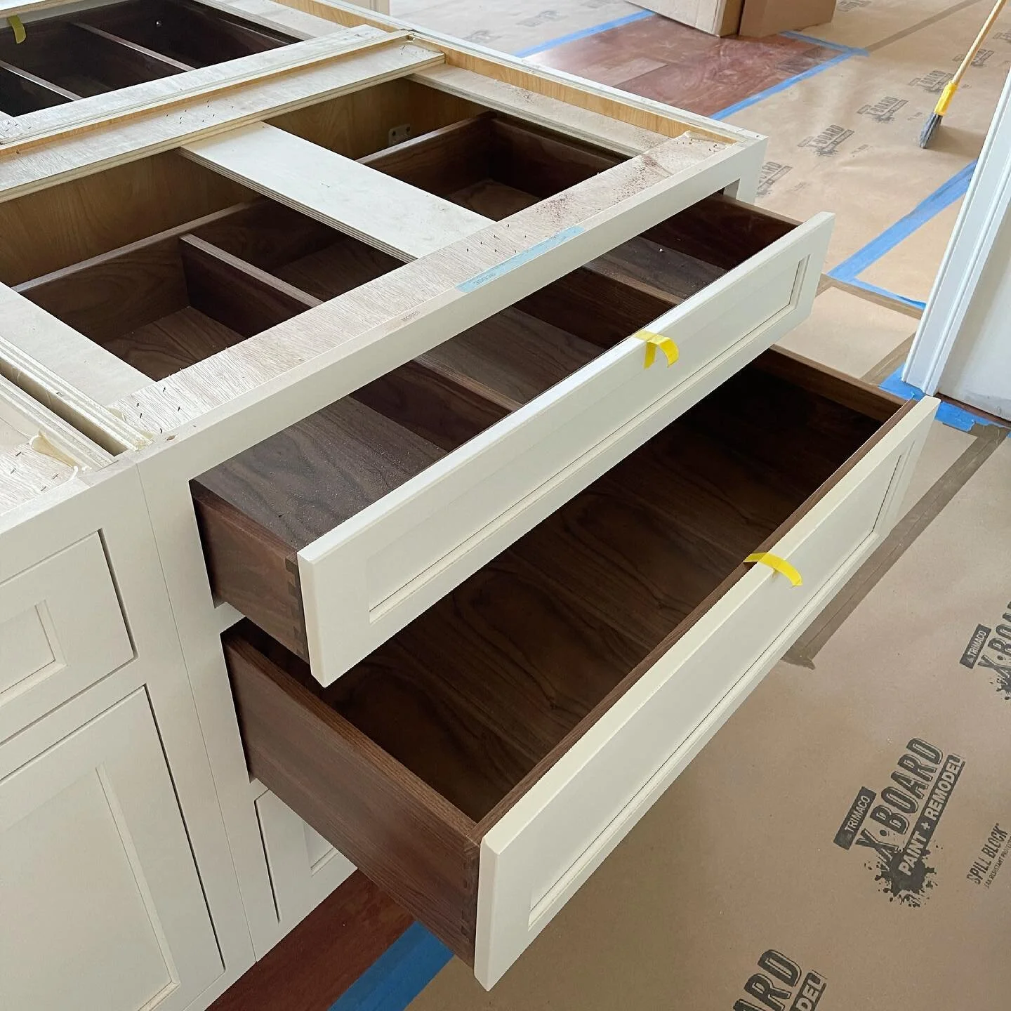 Walnut drawers for the win!  So timeless. 

@starmarkcabinetry 

#baltimoredesigner #traditionalhome #southernliving #smpliving #beautifulmoments #walnutcabinetry #kitchenrenovation #insetcabinets #cabinetmaker