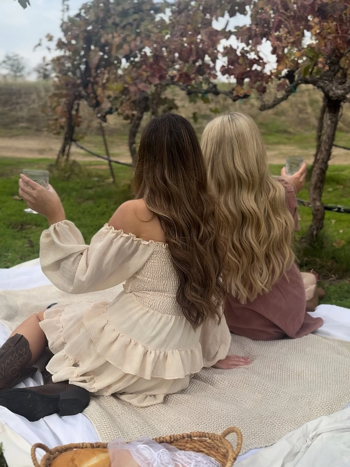 FALL BRONDE 👸🏽of BRIGHT BLONDE 👸🏼? Which is your vibe for the fall and winter seasons? We love absolutely both 😍