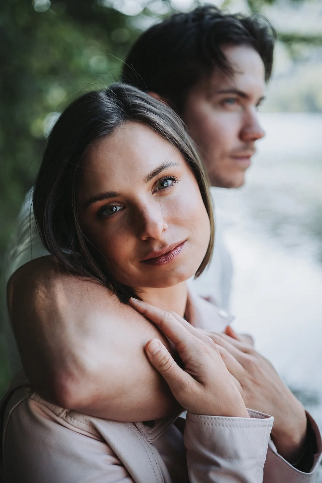 Paar umarmt Langbathseen - Thomas Winter Photography.jpg