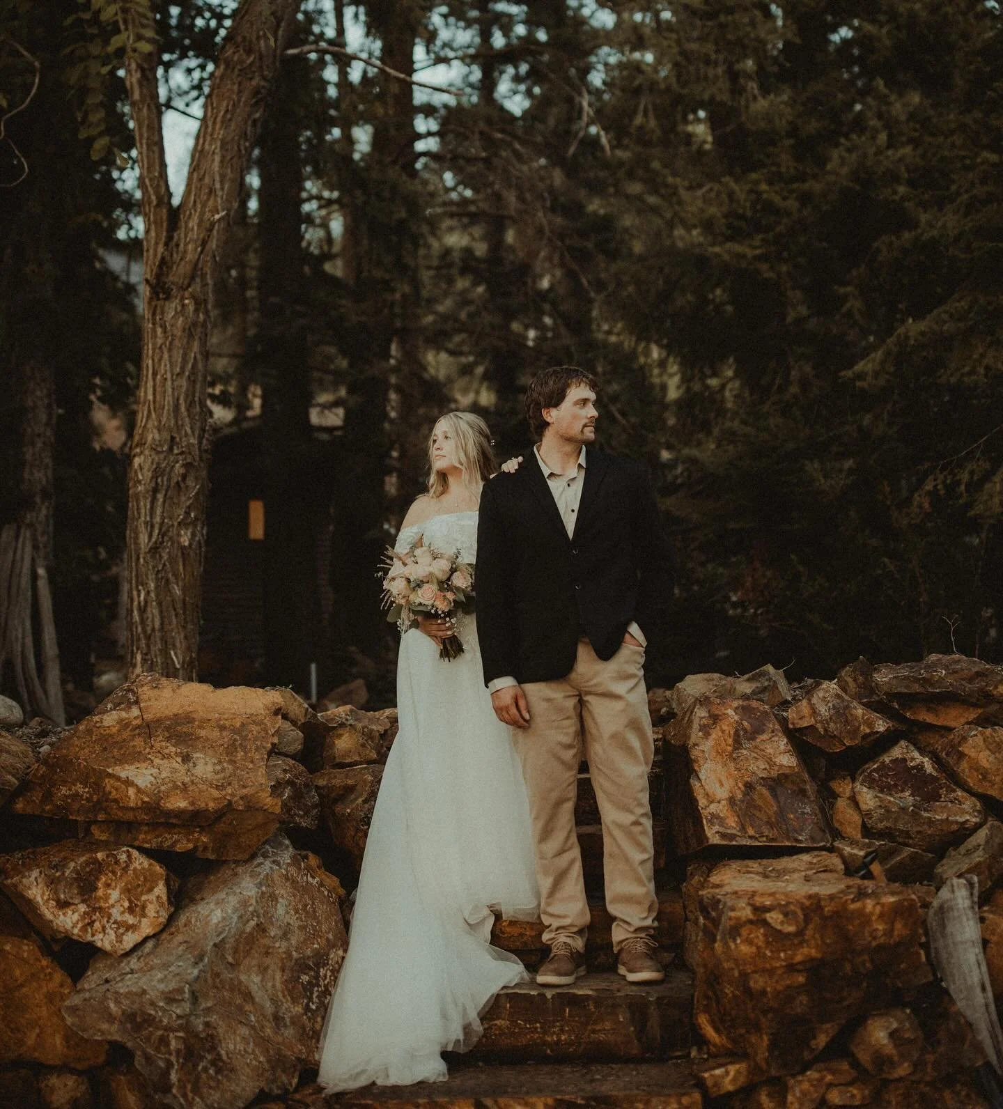 Jess + Laneka ✨
&bull;
Hair: @soulandstrandsbridalhair
Catering: @truck&rsquo;ndelicious
&bull;
&bull;
&bull;
#idaho #wedding #idahophotography #sandpoint  #sagleidaho #idahowedding #backyardwedding #bride #weddingphotoinspiration #coeurdalenephotogr