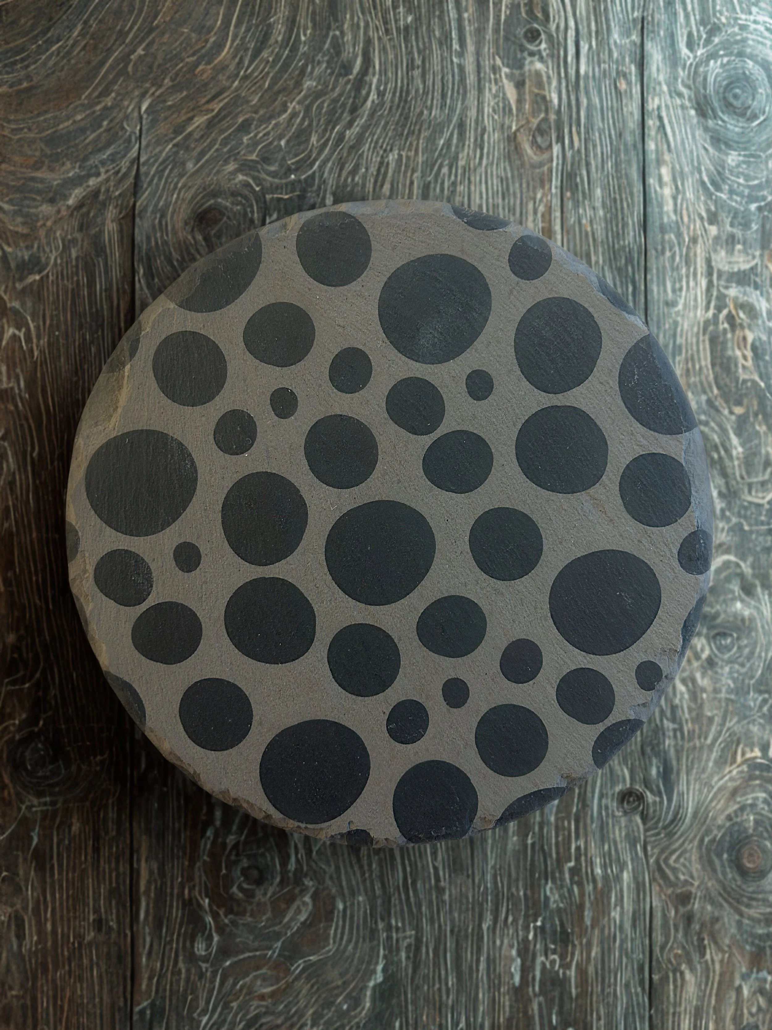 Ardoise gravée ronde – motif graphique façon fromage