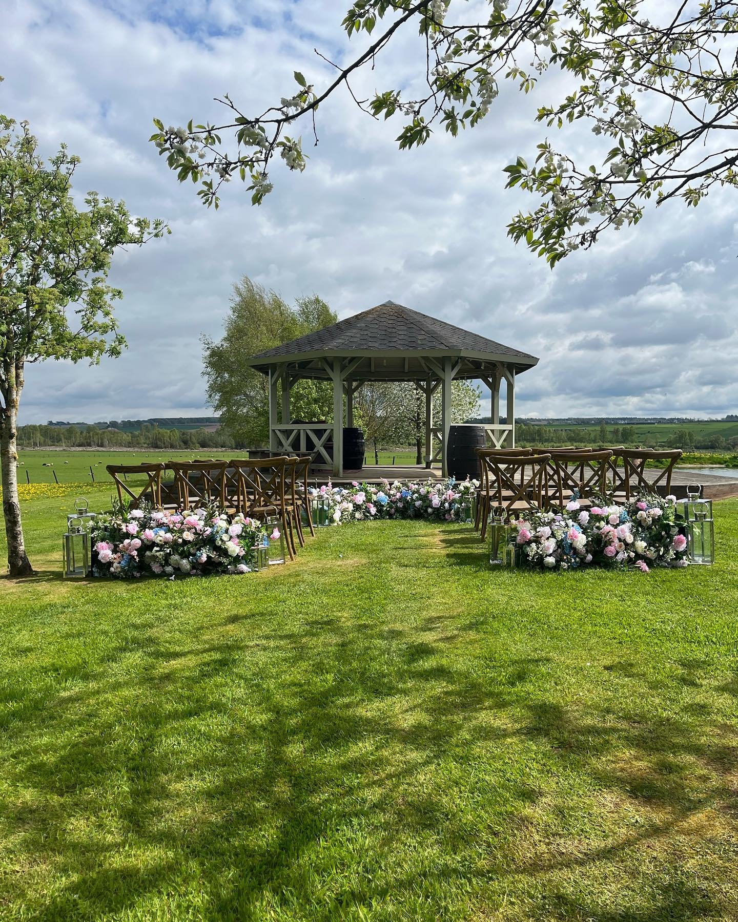The warmer weather meant outside set ups for Bachilton&rsquo;s open day last Sunday! 🌸 

We LOVE the friends inspired sofa area infront of the pond and private couples are in the gazebo! What beautiful photo opportunities ✨💖

Thanks to the wonderfu