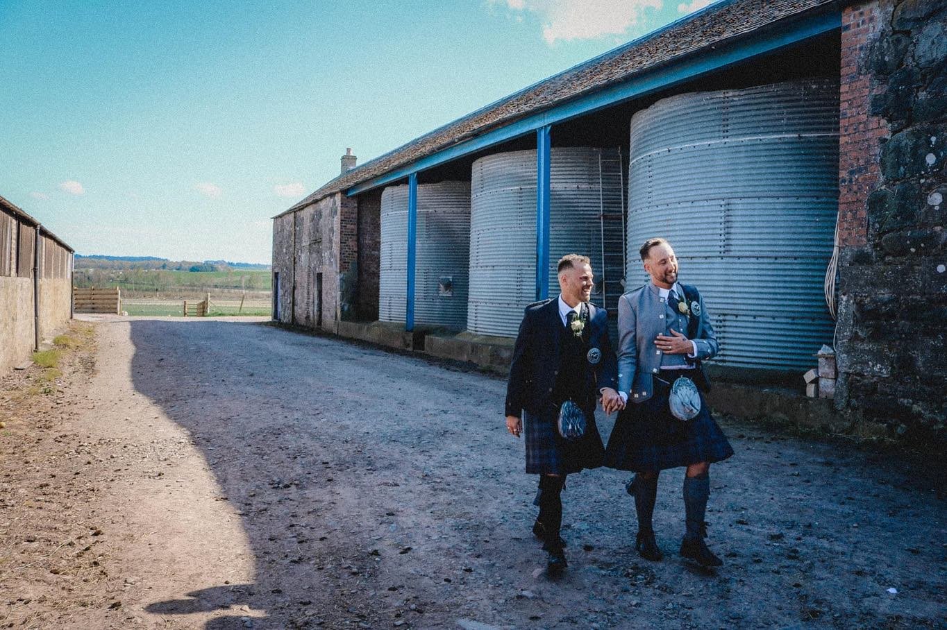 Exploring the farm 🫶 

We have just over 700 acres of beautiful farm land to use for photo opportunities. We love to see photographers stunning photos from around the farm of our wonderful couples 🤍

📸 @ellisgibsonphotography 

#farmwedding #barnw