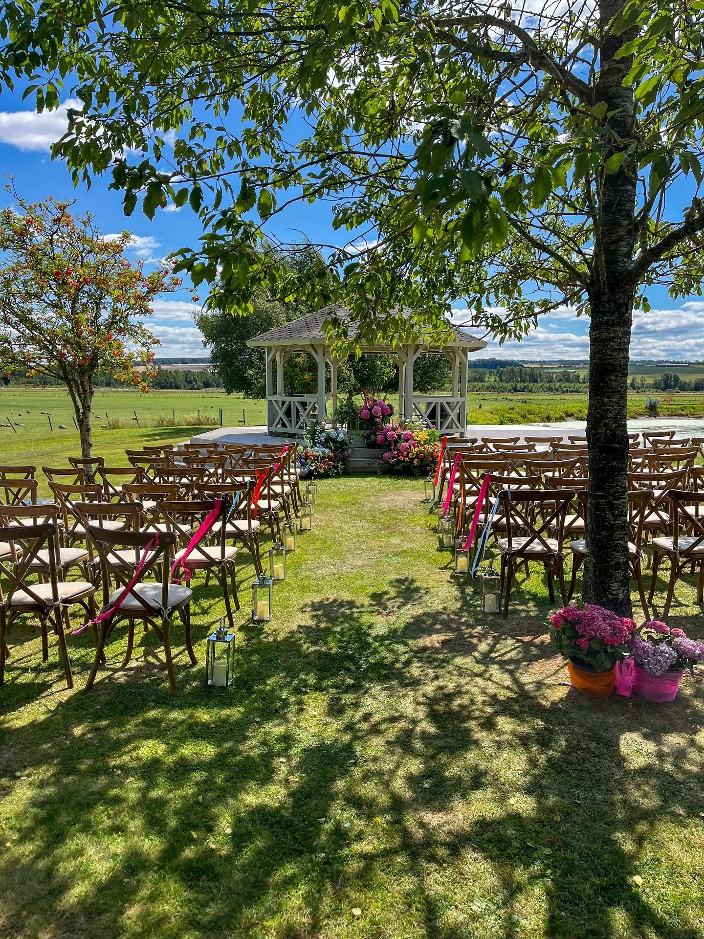 Mr &amp; Mrs Speid 💗🧡

L&amp;A&rsquo;s wedding on Saturday was full of vibrant colour, personal details, beautiful florals and a whole lot of good vibes! The colour palette of pinks, oranges, and blues ran through everything from the flowers to the