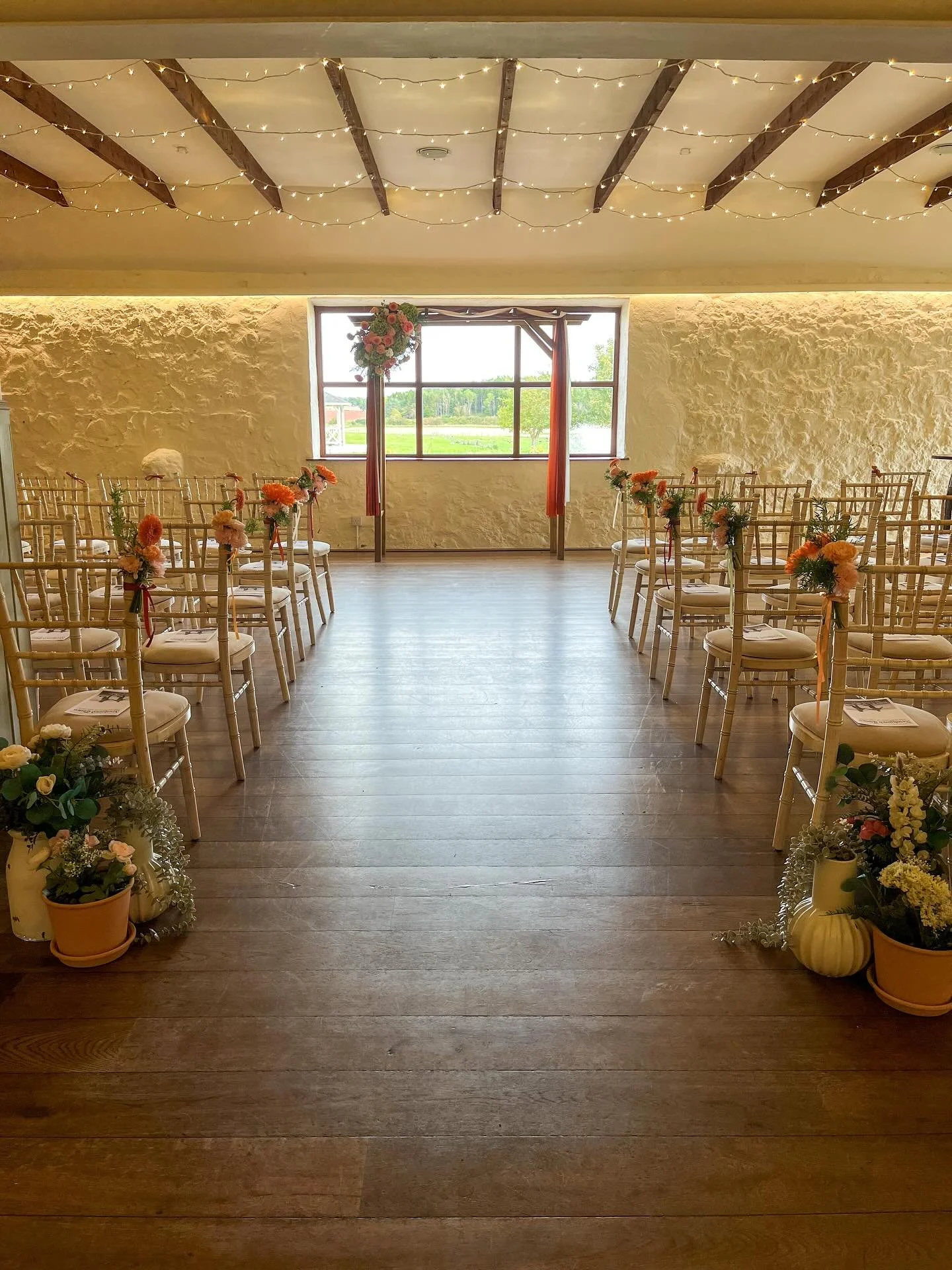 Kayla &amp; Ben 🧡🪩

The barn was glowing in rich autumnal colours, and we LOVED it! We especially loved the beam decor made by Kayla&rsquo;s auntie! 

Last weekend was a beautiful day for this wonderful couple! 

Suppliers: 
Photographer @madhousew