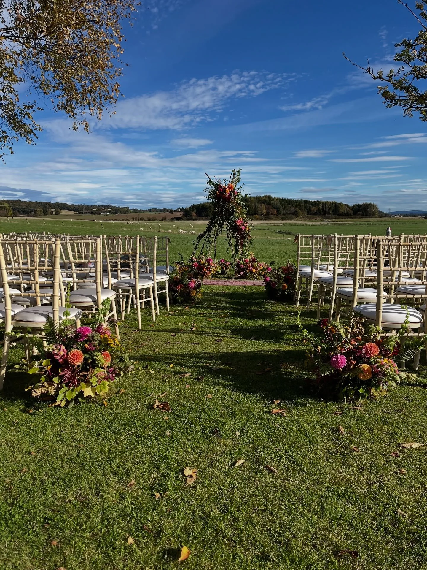 E&amp;K 🧡

An autumnal wedding of dreams - with an outside ceremony, a beautiful colour palate of pinks and oranages and absolutely stunning floral displays. 

Suppliers 
Photographer @nomadisk_media 
Catering @wildkitchenevents 
Grazing Canapes &am