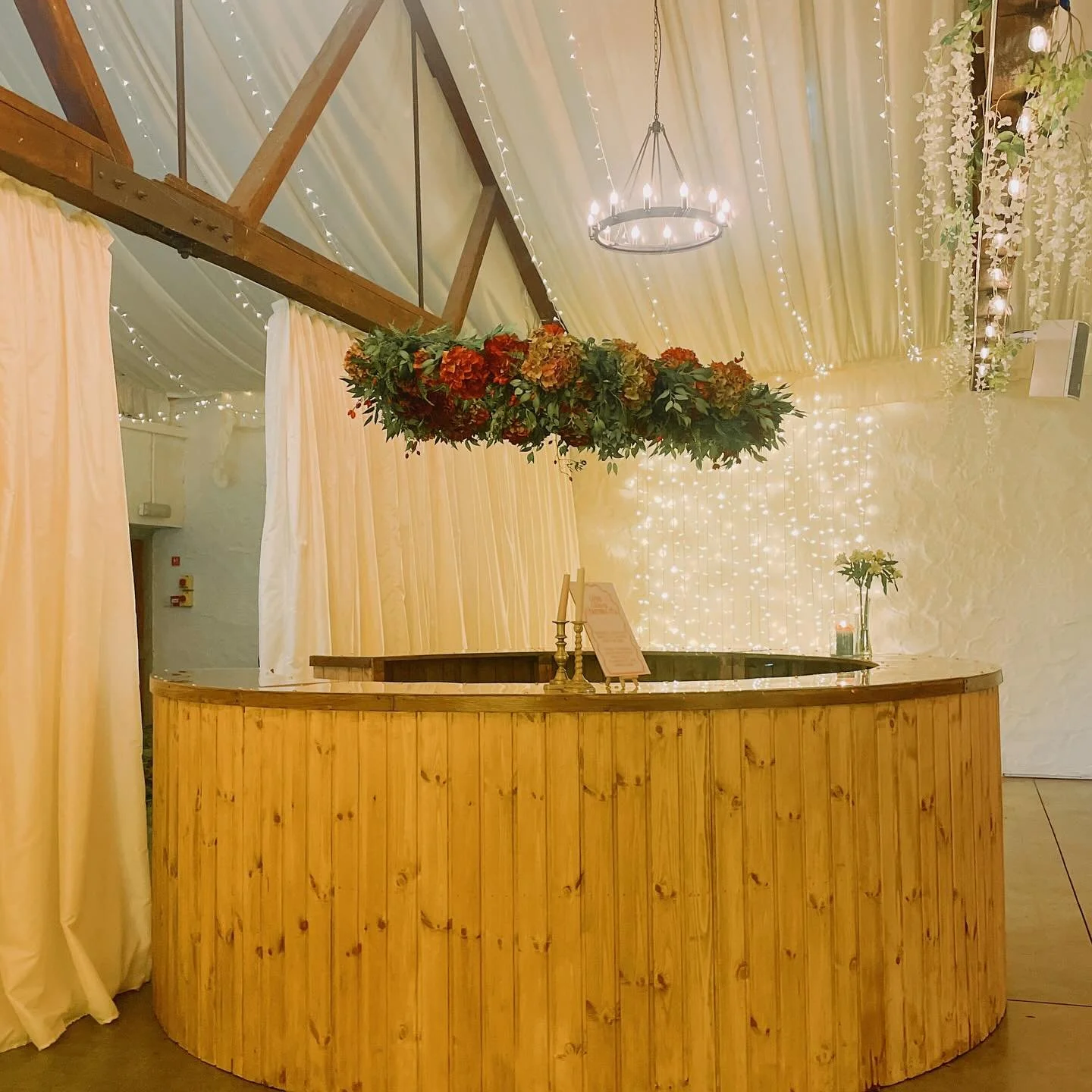Autumnal decor in the venue tonight 🎃🍂

A floral hoop suspended above the circular bar is a perfect way to make a statement and decorate the bar, whilst keeping it free for serving 🍾🥂

Suspended hoop by @allwrappedupscotland 💫

Would you try thi