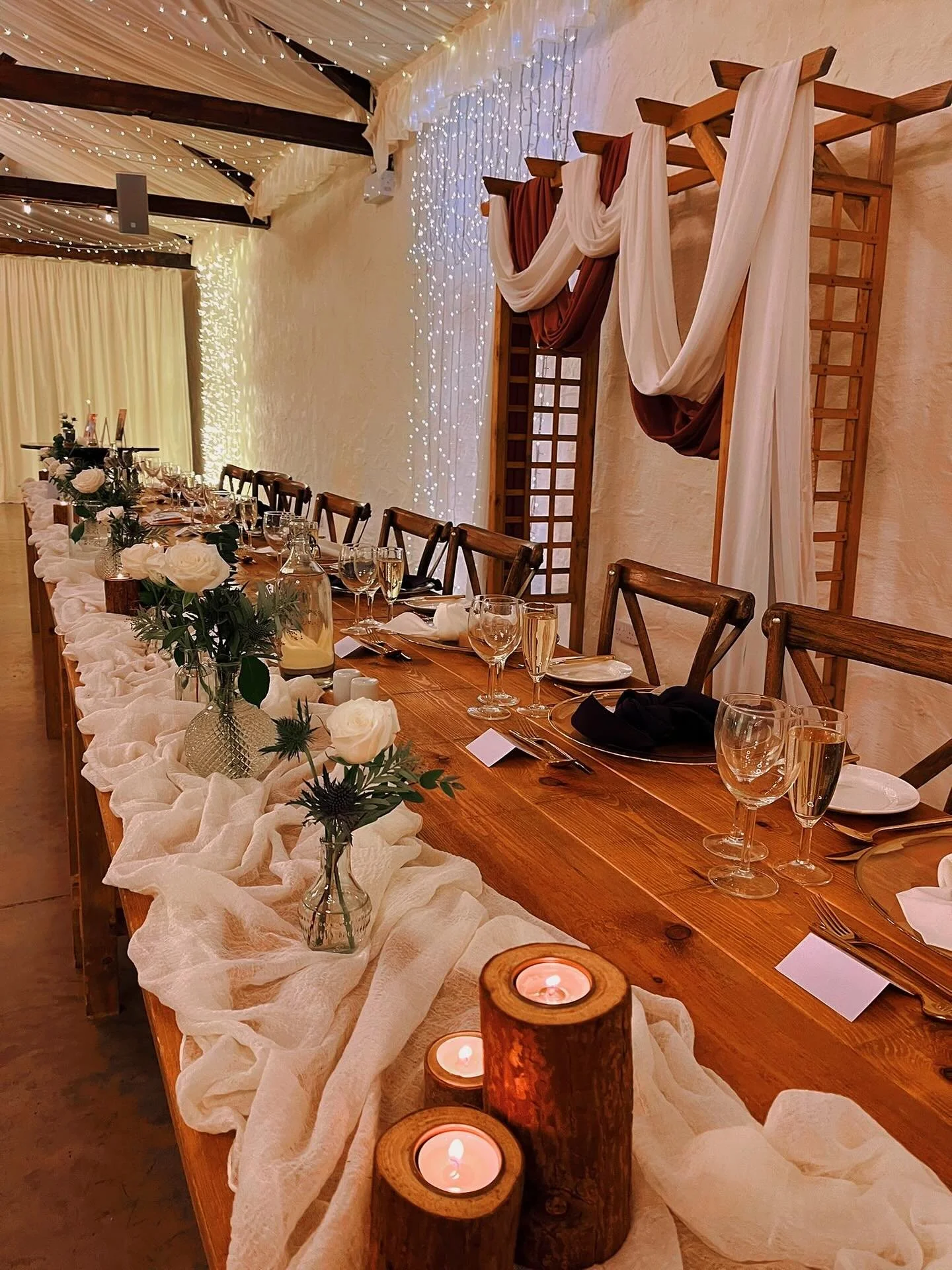 Mr &amp; Mrs McIntosh ✨

A twinkling November wedding for this gorgeous couple, deep mulberry tones paired with classic cream really let the wood in Bachilton compliment this wedding palette 🍁

📸 @crieffphoto 
🍽️🥂 @teamdeliciouscatering 
🎂🎀🪑 @