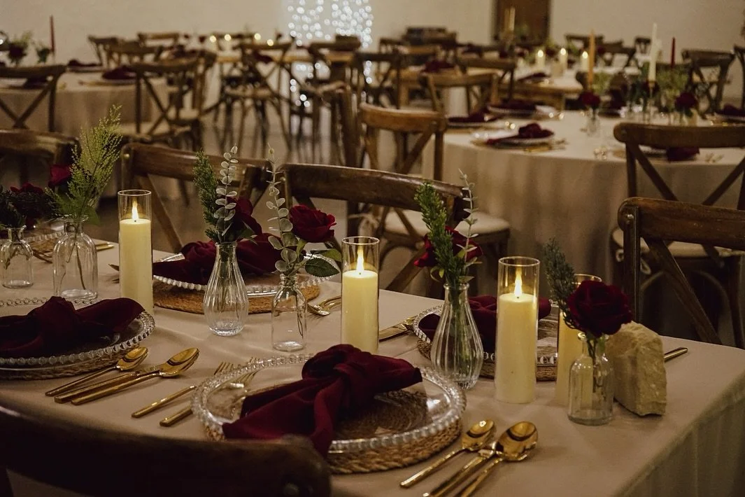 Red is having a moment and we are here for it. ❤️🌹

This romantic red colour scheme trend feels rich, intimate and effortlessly elegant. Think roses nestled in delicate bud vases, lush greenery weaving through each setting, and deep red napkins fold