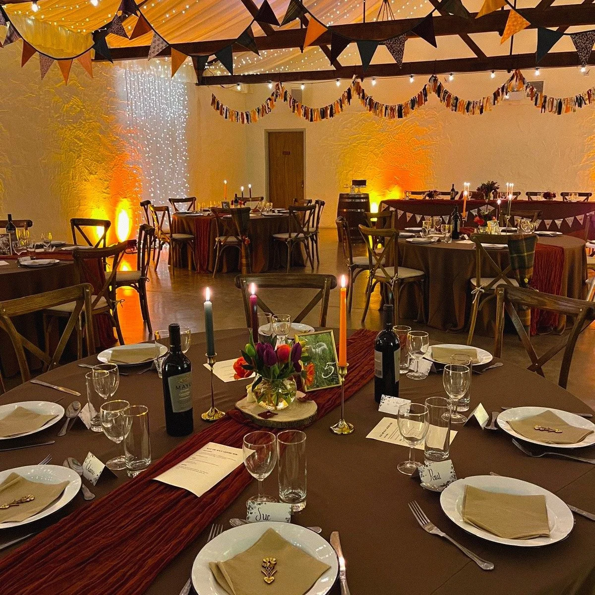 Huw &amp; Alex 🤎✨

The barn looked so beautiful, filled with warm brown and burnt orange tones through the linens, florals and soft mood lighting, giving everything that rich, cosy glow. It felt romantic, relaxed and full of warmth from the very sta