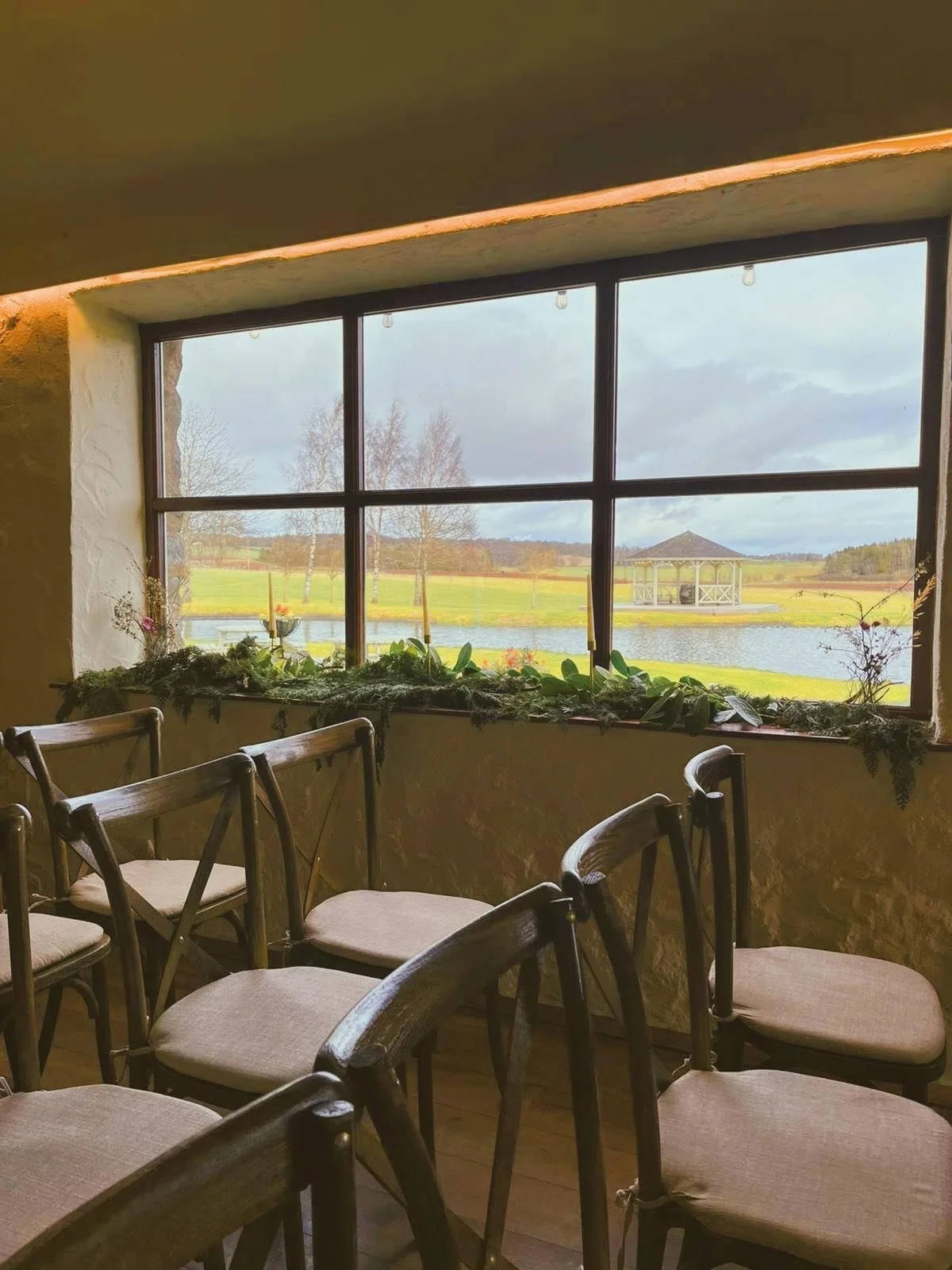 This weekends wedding was such a beauty 🌿🤍

We loved the layers of texture brought in through the different fabrics across the arch and tables, paired with the perfect mix of dried florals and fresh foliage. The greens running through the styling m