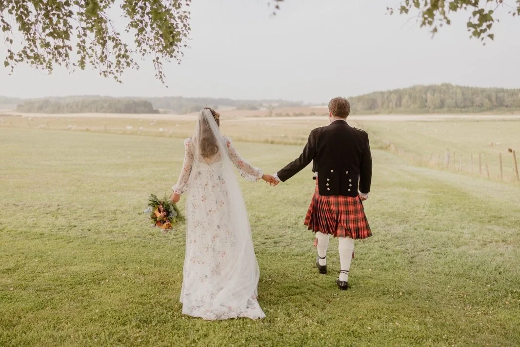 evening strolls for photos around the farm are always a must&hellip;🤍✨ 

beautifully captured by @photographsbyeve