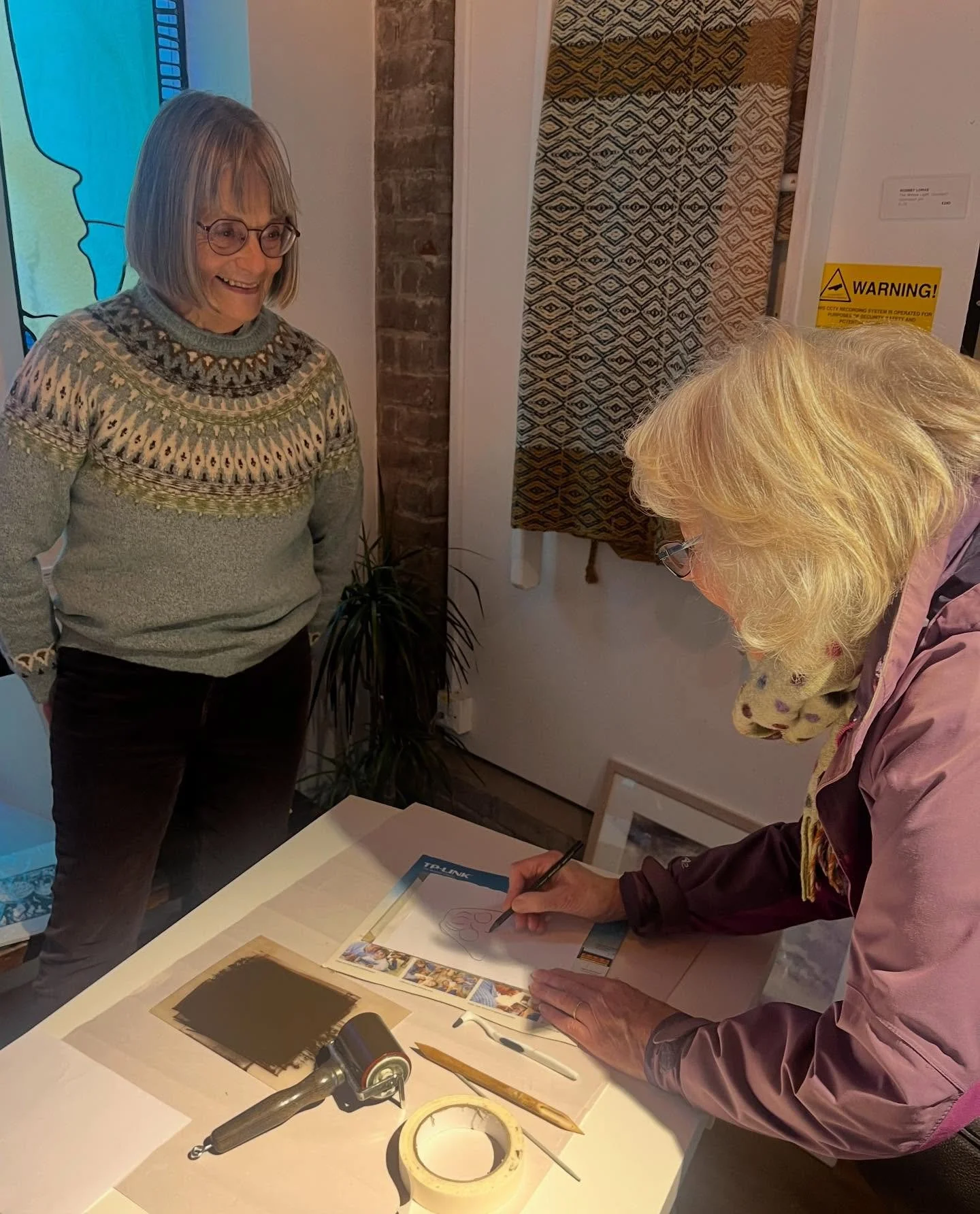 Happy afternoon at the ever welcoming @burtonatbideford taking part in Meet the Maker.  Visitors have a go monoprinting, always fun to get the ink out! Swipe to see.