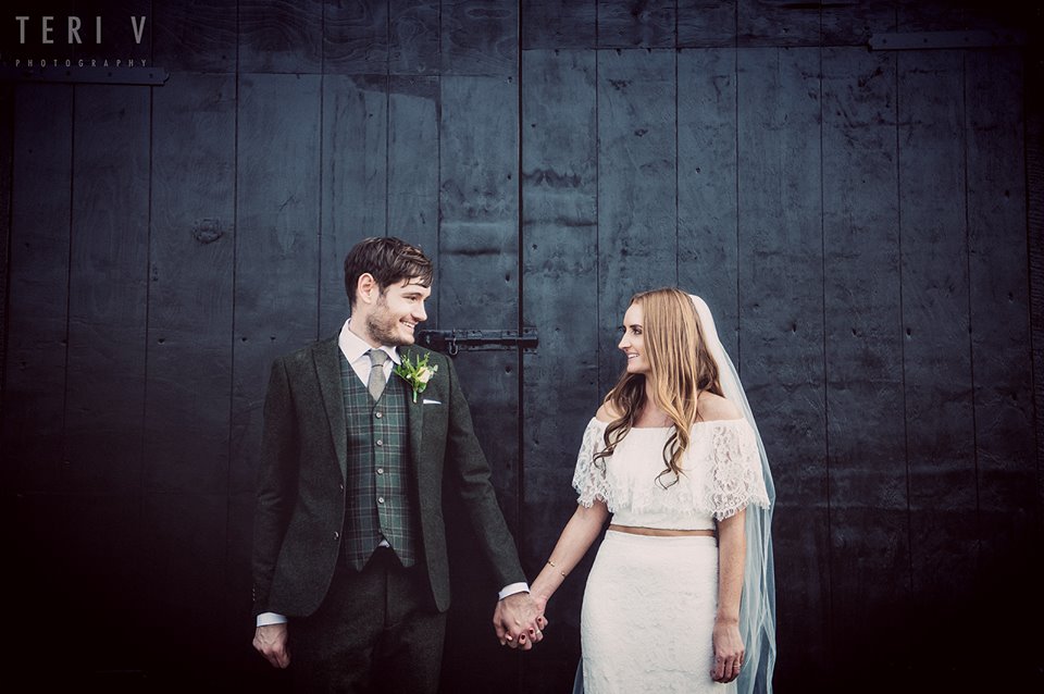 Real Wedding: Sing-a-longs and Copper Tones in this Romantic Rustic Affair