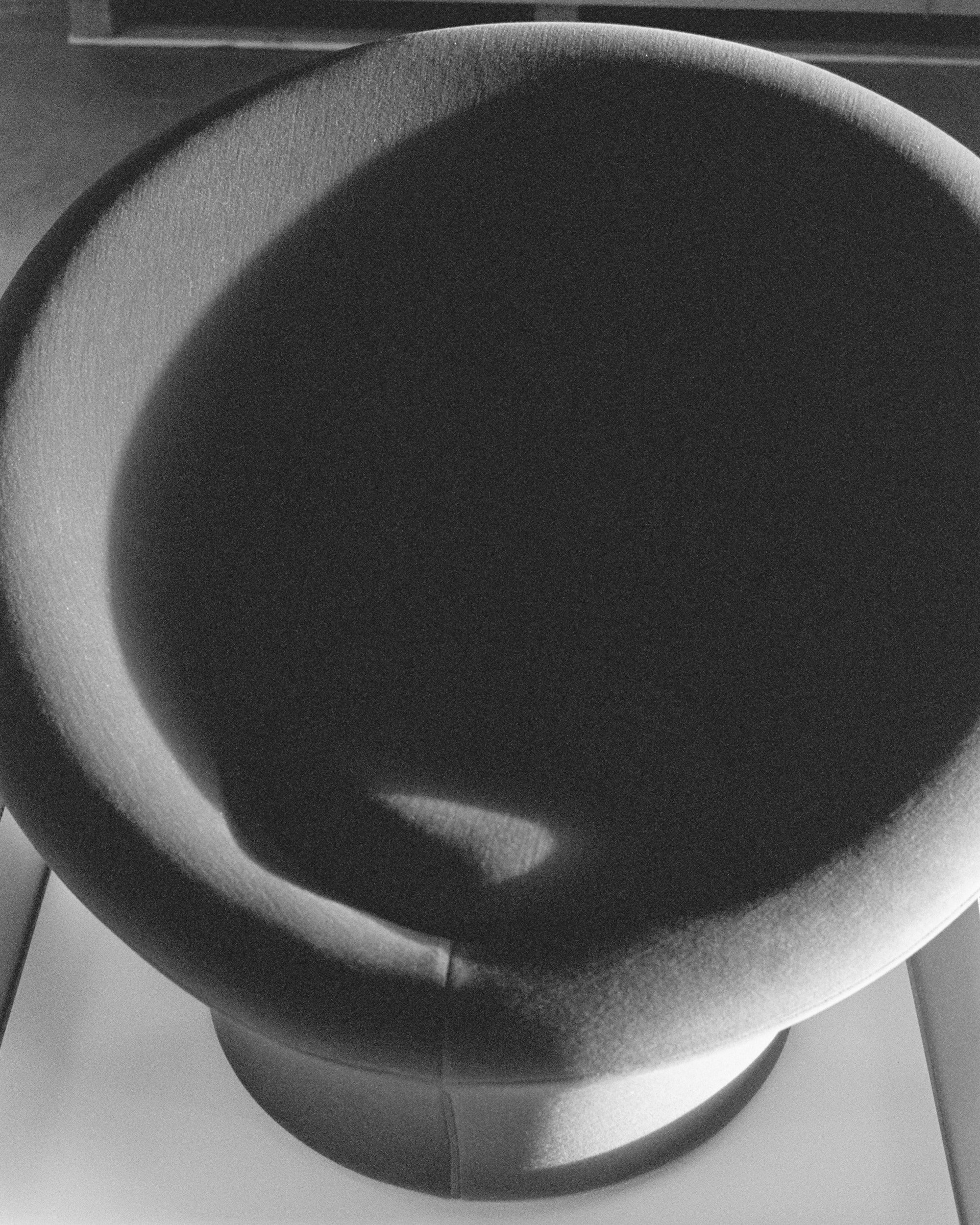 2025 Artifort x Pierre Paulin 3 zw.jpg