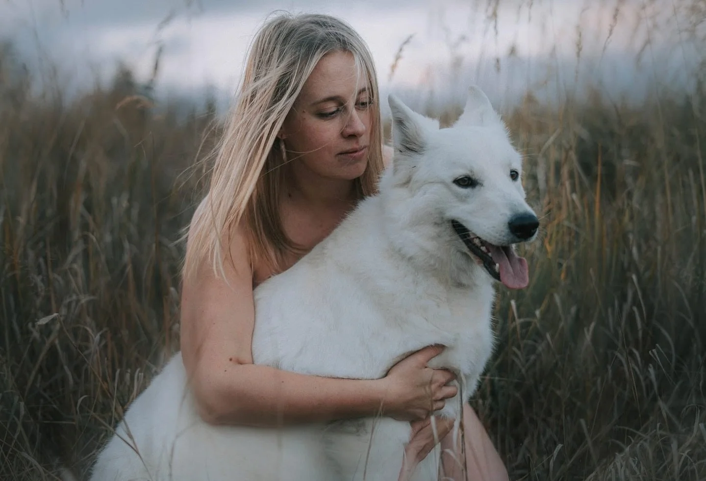 Nah&aacute; v autenticitě.
Nah&aacute; v důvěře v život.. že jdu spr&aacute;vně a v&scaron;e se skl&aacute;d&aacute; pro moje dobro. 

Tak, jako jsi nah&aacute; ty, jsem i j&aacute;. Bez masek. V tichu. 

📷 @katerinahyl_photo
