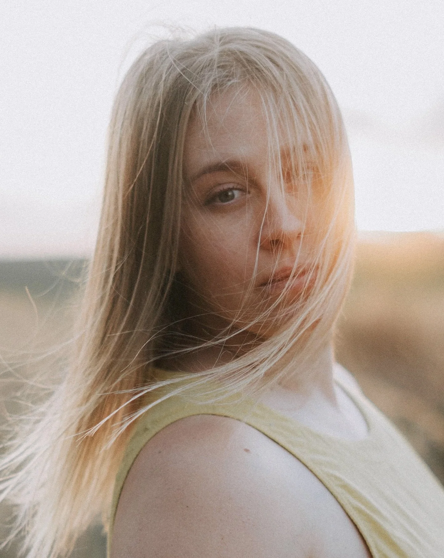 Někdy nemus&iacute;m vysvětlovat, č&iacute;m zrovna proch&aacute;z&iacute;m. Stač&iacute; c&iacute;tit. A nechat to b&yacute;t.

Povolit dlouho sevřenou pěst..
a pustit v&scaron;echno, co už dosloužilo.

V tom tichu se rod&iacute; nov&eacute; J&aacut