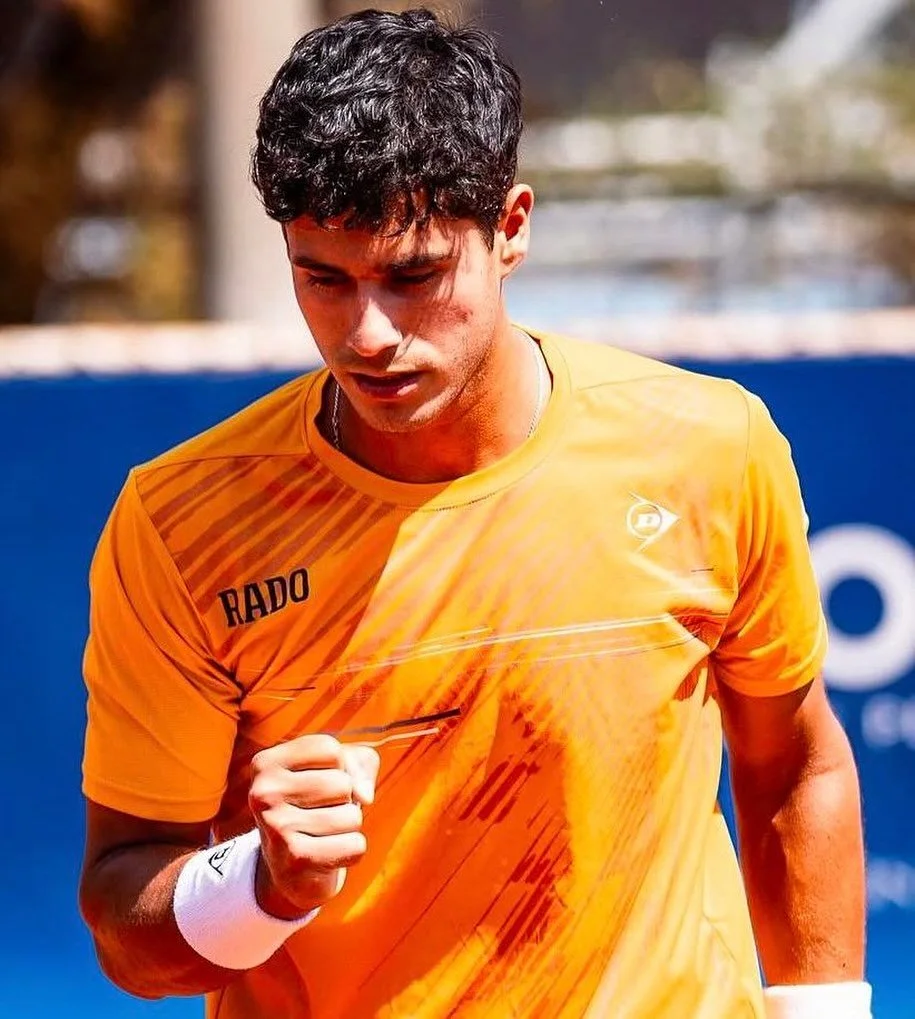 🎾 #Tenis &iexcl;Dani Vallejo 🇵🇾 avanz&oacute; a R2 en Curitiba 🇧🇷 al eliminar al primer sembrado! 👏🏻

🙋🏻&zwj;♂️ La raqueta n&uacute;mero 1 de nuestro pa&iacute;s @danivallejo8, venci&oacute; al favorito del torneo Emilio Nava 🇺🇲 por 6-2 6-
